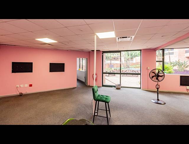 665M² OFFICE TO LET IN FERNDALE